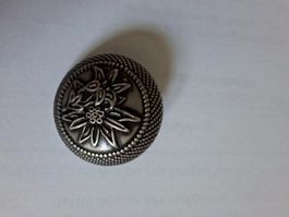 Knopf aus Metall mit Blumen