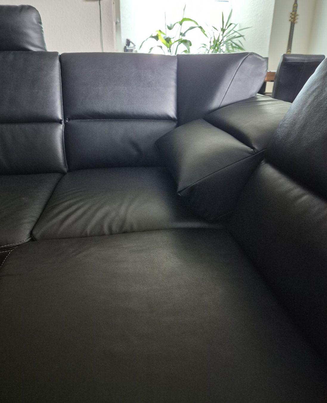 Divani: Schwarzes Kunstleder Ecksofa mit Schlaffunktion, Top Zustand – Usato da Burgdorf venduto da anj_8kn5 6
