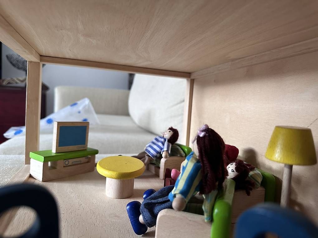 Modellbausätze & Standmodelle: Wunderschönes Holzpuppenhaus – Gebraucht aus Wädenswil von kostyuna 2