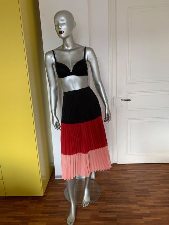 Akris: Eleganter langer Plisseerock in schwarz/rot/pink, 38
