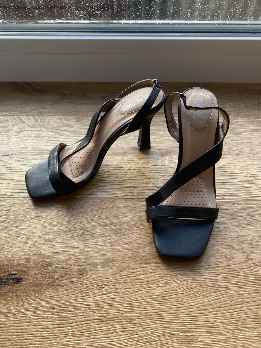 Scarpe da donna: Elegante Absatzschuhe mit flacher Spitze – Usato da Willerzell venduto da sandiesch