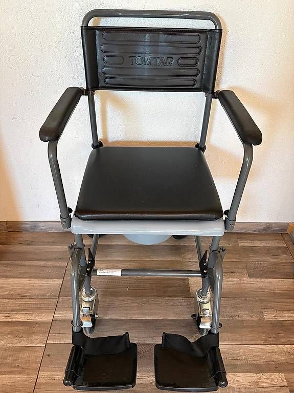 Sedie: Chaise percée sur roulettes – Usato da St-Prex venduto da catallache
