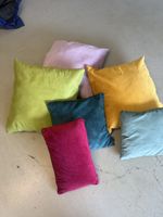 Bunt gemischte Kissen für gemütliche Stunden im Frühling