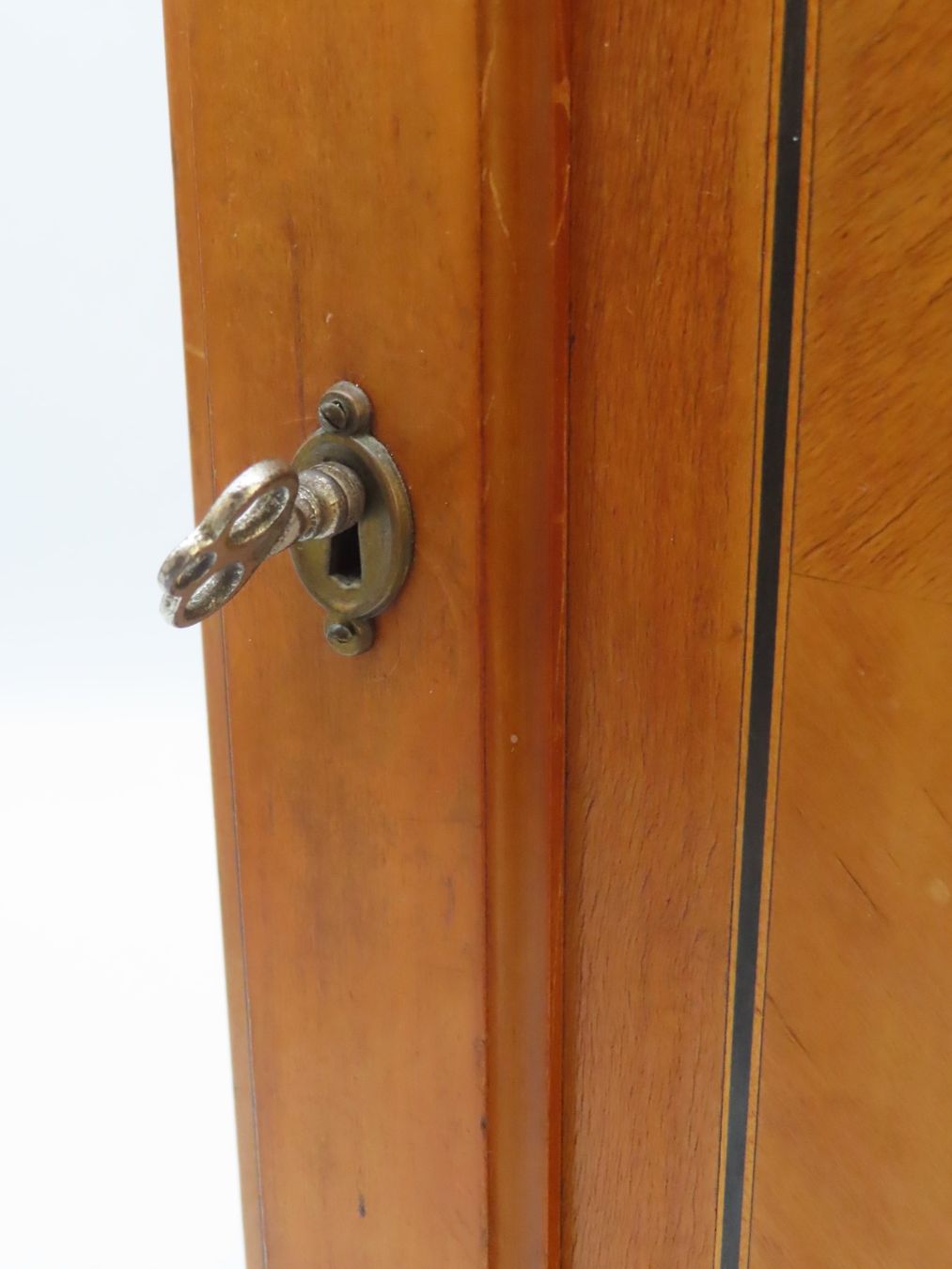 Armoires: Antikes Wandschränkchen – D'occasion à Reinach BL par WBZ-Flohmarkt 2