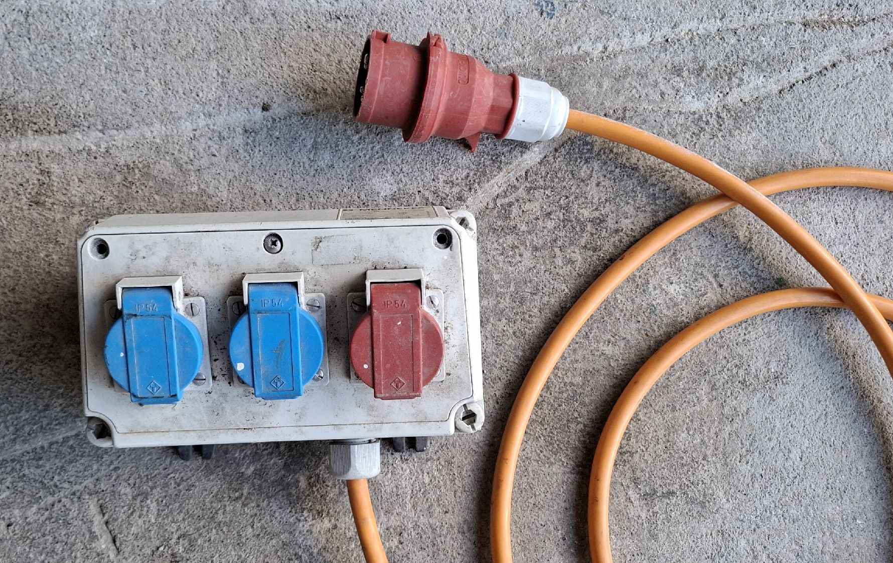 Alimentazione elettrica: Mennekes CE16 Stromverteiler IP54 – Usato da Buttisholz venduto da REX001 1