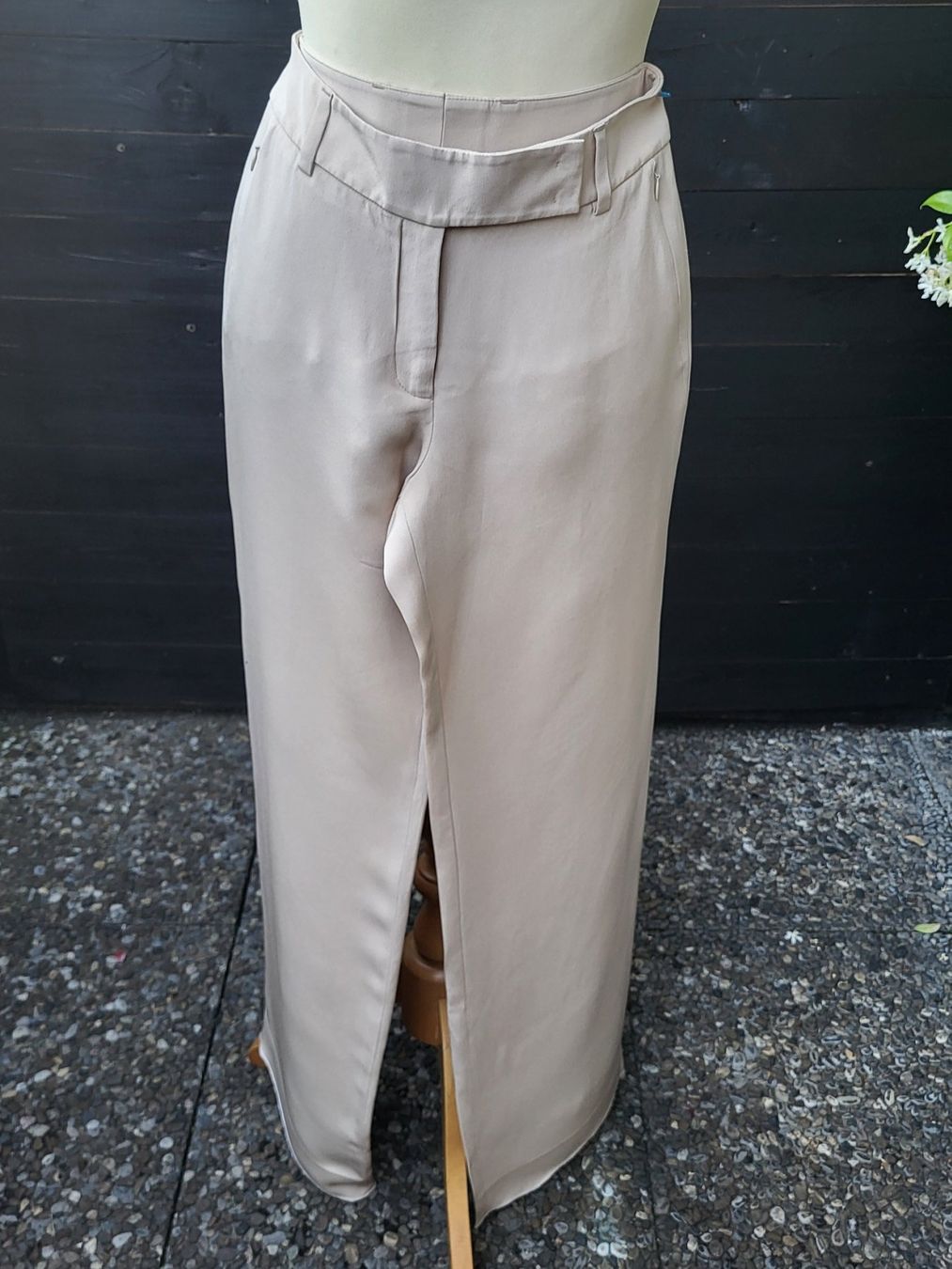 Pantaloni: Pantalon beige en soie – Nuovo (secondo la descrizione) da Fribourg venduto da VictoriaShop7
