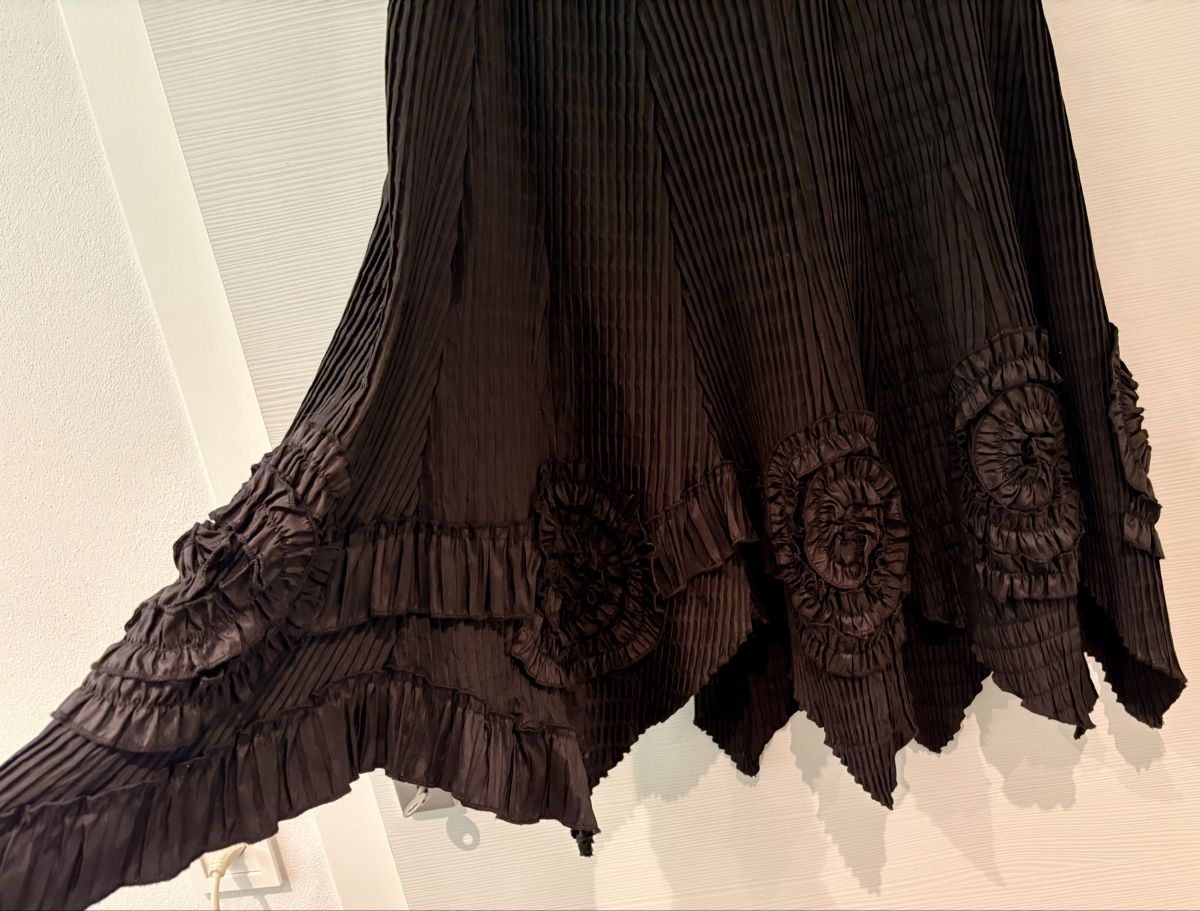 Röcke: Schwarzer DESIGN Rock, Plissee, Gr. 44 Rosen, elegant – Gebraucht aus Bellinzona von LuganoBoutique 3