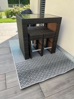 Bar mit 4 Bar-Hocker inkl. Kissen und Teppich