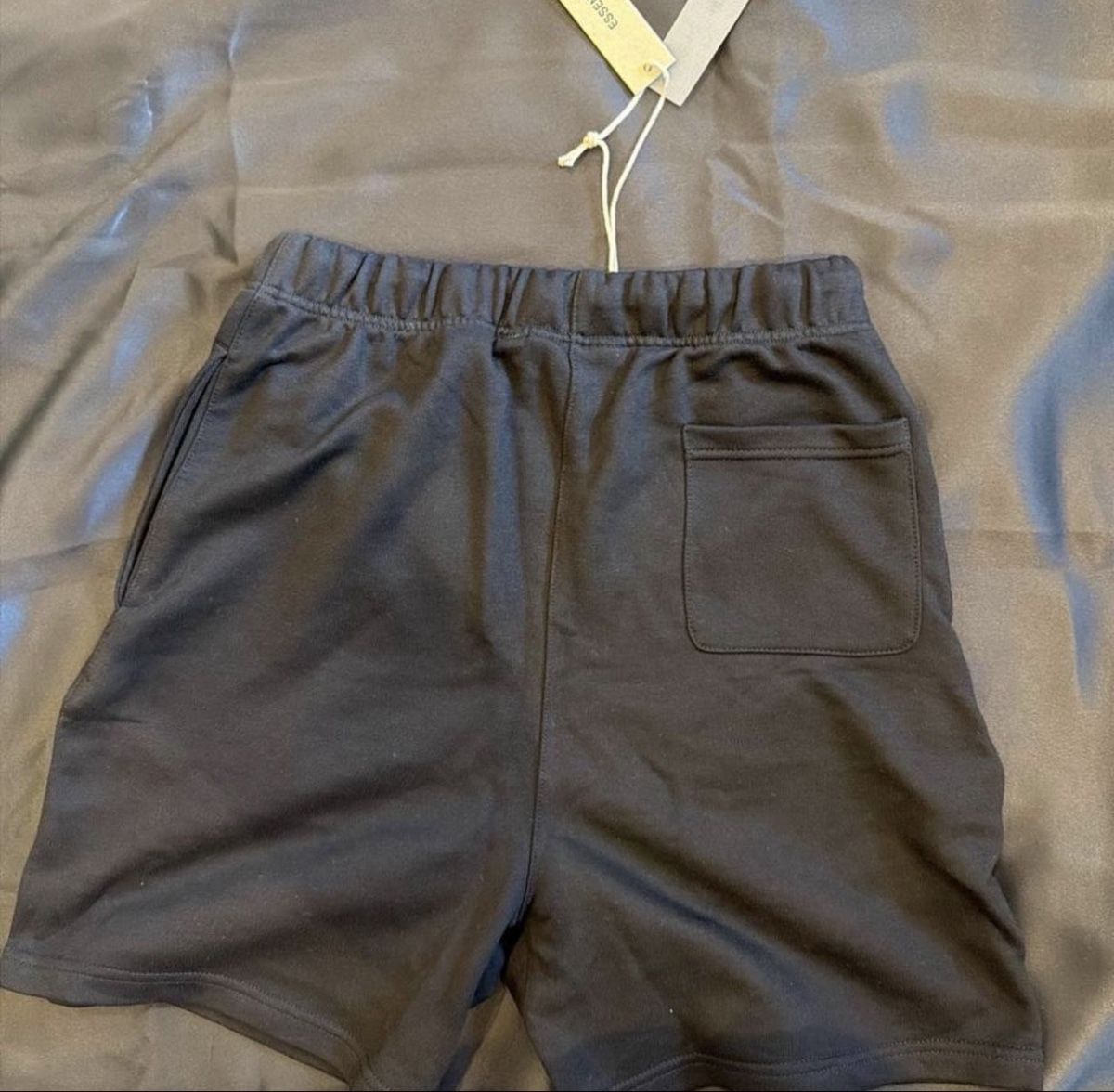 Pantalons: Shorts Essentials mit Etikett Schwarz Grösse M – Neuf avec emballage d'origine à Gerzensee par hod_jv2d 1