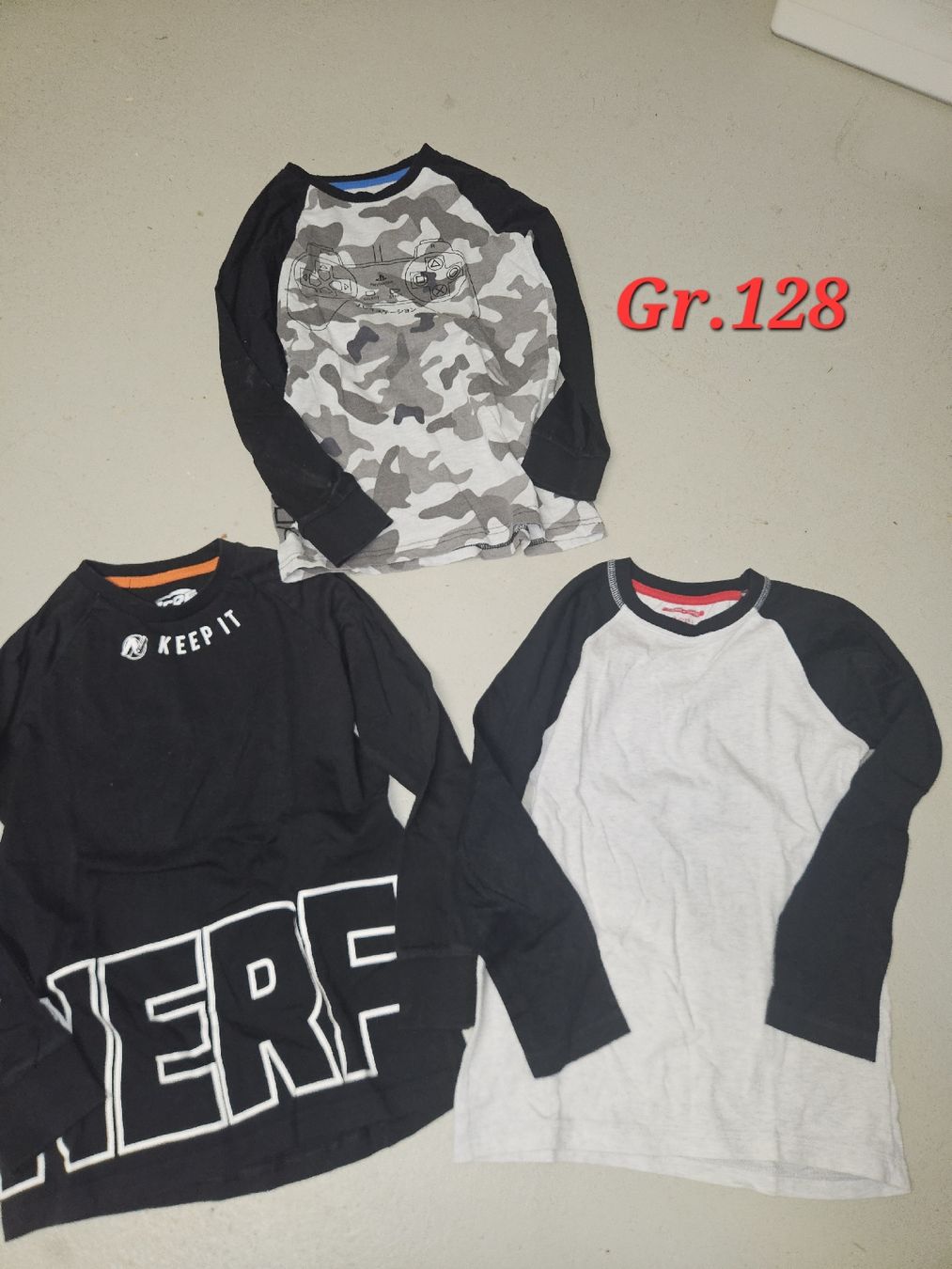 Lotti & Set di vestiti: 3er Set Jungen Basic Langarmshirt Gr. 128 – Usato da Härkingen venduto da erha_6262