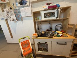 Kinderküche mit Zubehör und Einkaufswagen gut erhalten