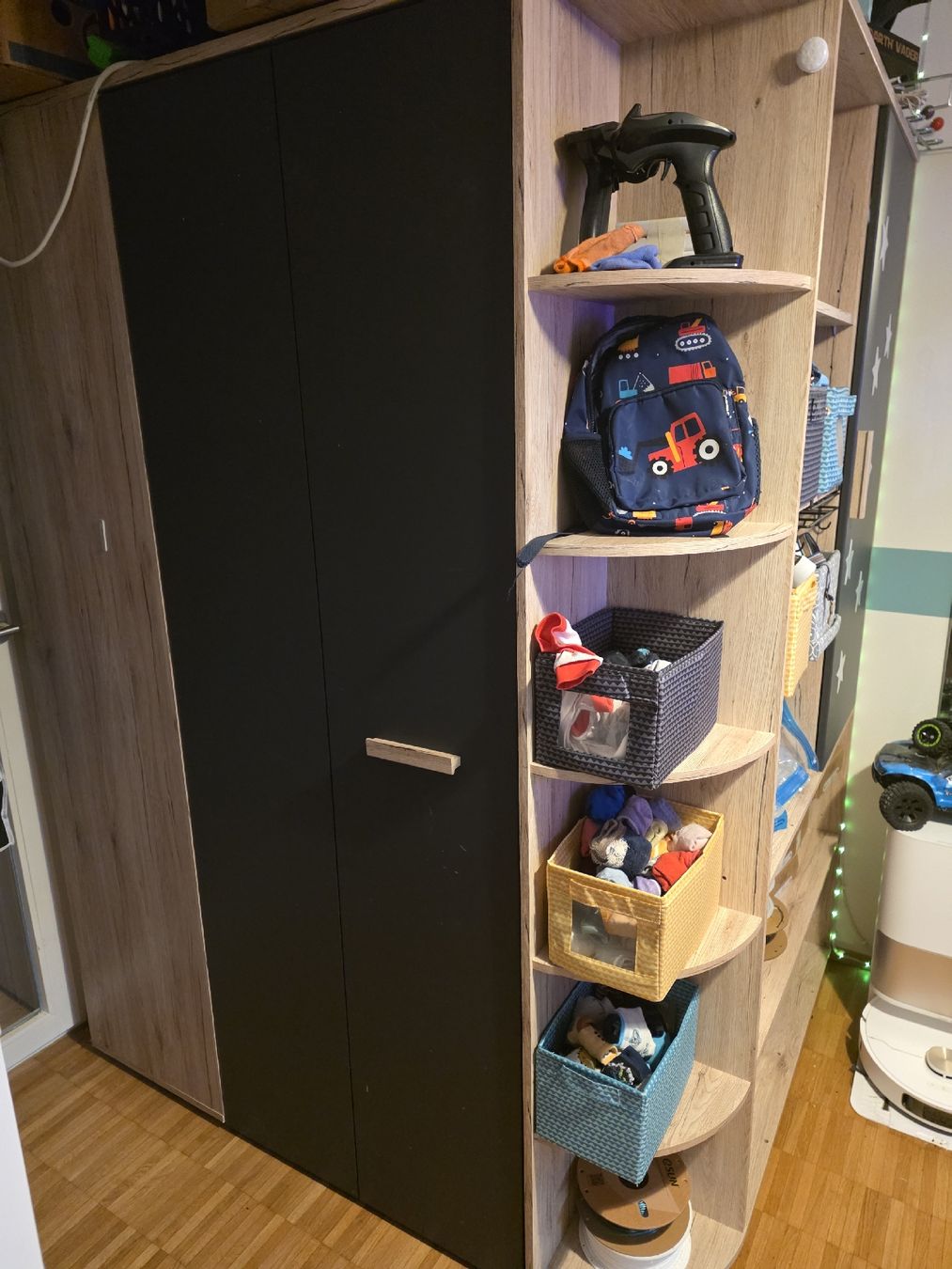 Armadi: begehbarer Eckschrank  – Usato da Brüttisellen venduto da Miralaurea