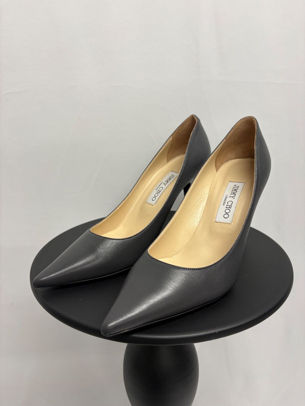 Jimmy Choo Damenschuhe: Jimmy Choo Pumps grau Leder 40 spitz 9cm – Neu und originalverpackt aus Regensdorf von secondchancefashion 2