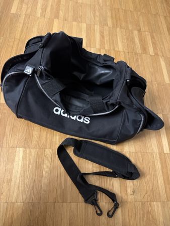 Sporttasche Adidas schwarz mit Tragegurt guter Zustand