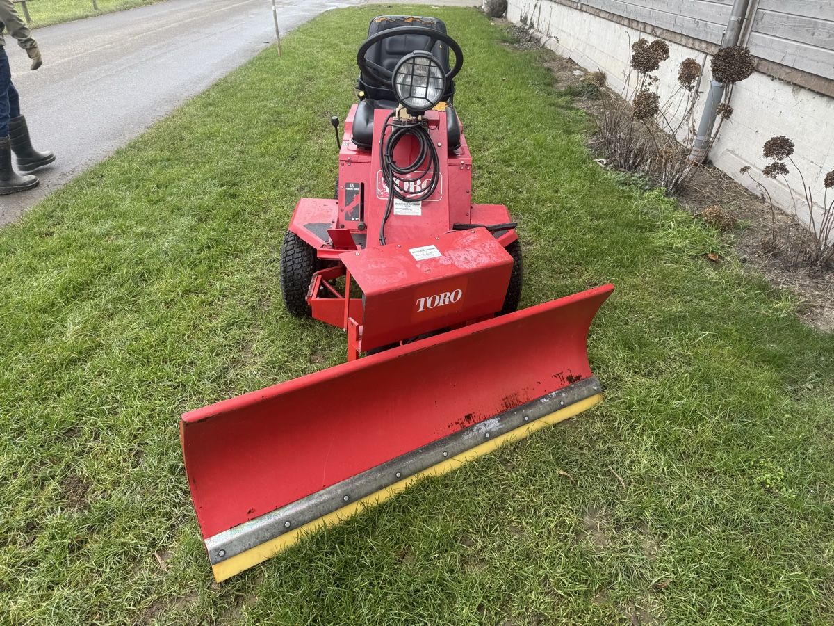 Toro Tagliaerba: Rasentraktor mit Schneepflug Toro Grundmaster Westermann – Usato da Winden venduto da farmalld439 3