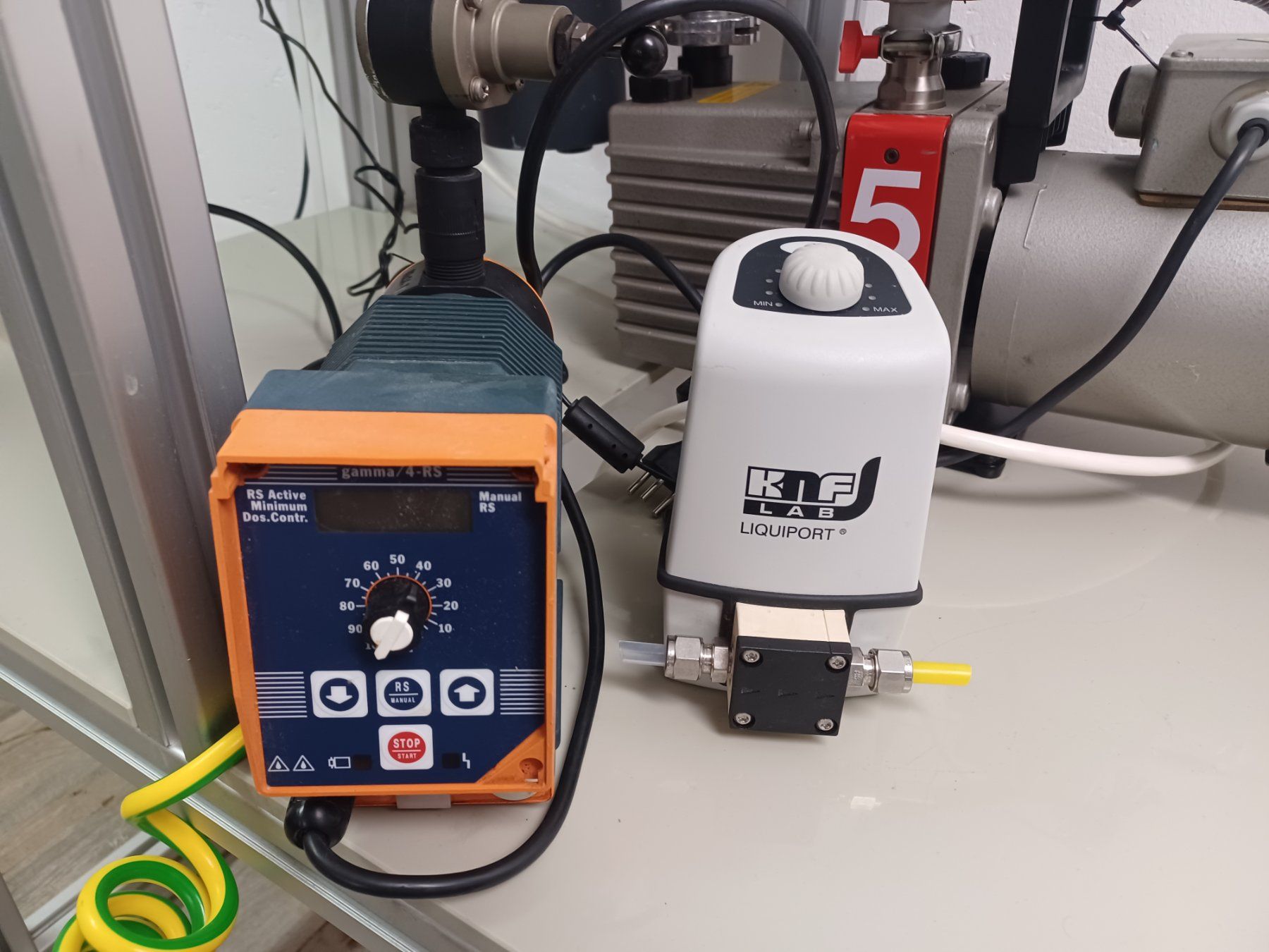Accessori da laboratorio: Gebrauchte Labor-Servicestation mit Edwards Hochvakuumpumpe – Usato da Niederdorf venduto da LeptonAG_Labor 6