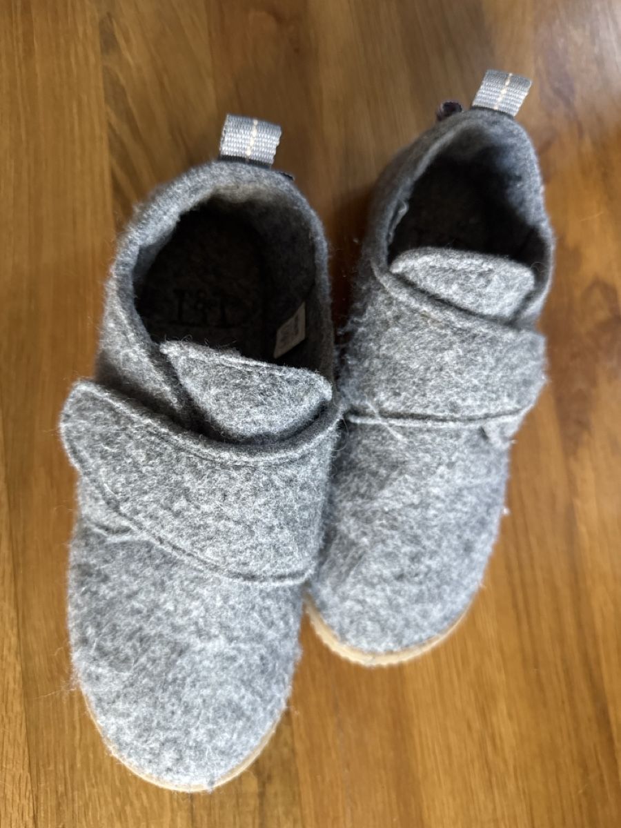 Scarpe per ragazzi: Hausschuhe aus Wolle Gr. 34 – Usato da Frauenkappelen venduto da leola1973