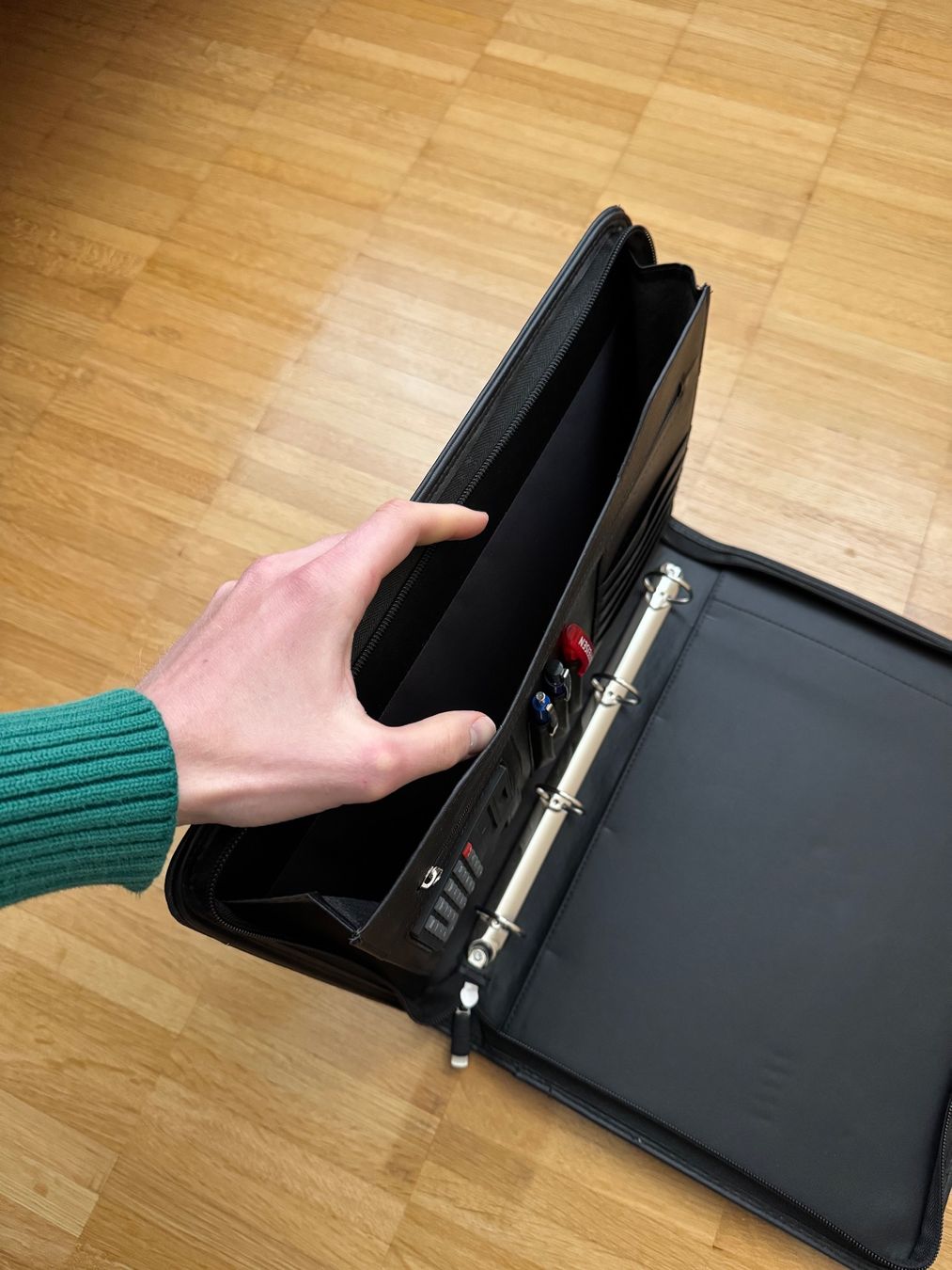 Covers & Borse: Aristos Schreibmappe + 16" Tucano Laptophülle – Usato da Tafers venduto da Florent_Elshani 2