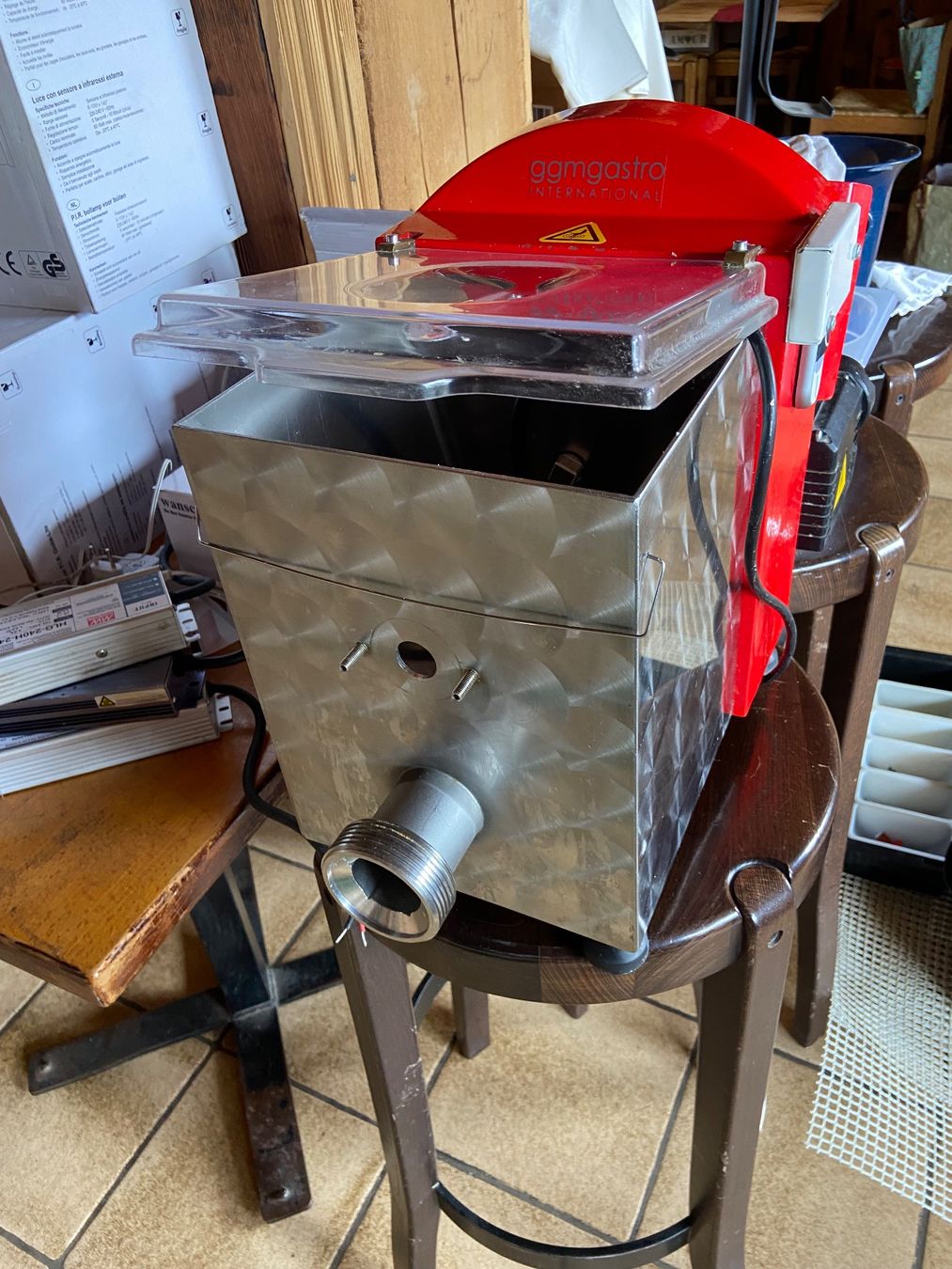 Komplettküchen: Set: machine à pâtes, batteur, balance – Gebraucht aus Gryon von kik_9pqm