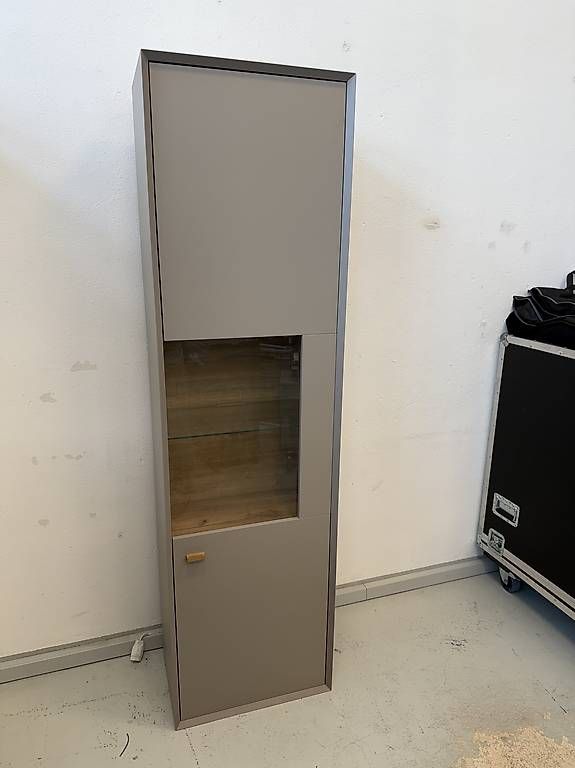 Vetrine: Vitrine Calvi mit LED Beleuchtung  Steingrau/Navarra-Eiche  – Usato da Walenstadt venduto da Manow3