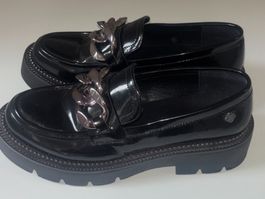 Trendige Lackleder Loafer mit Kette, Schwarz, Gr. 38