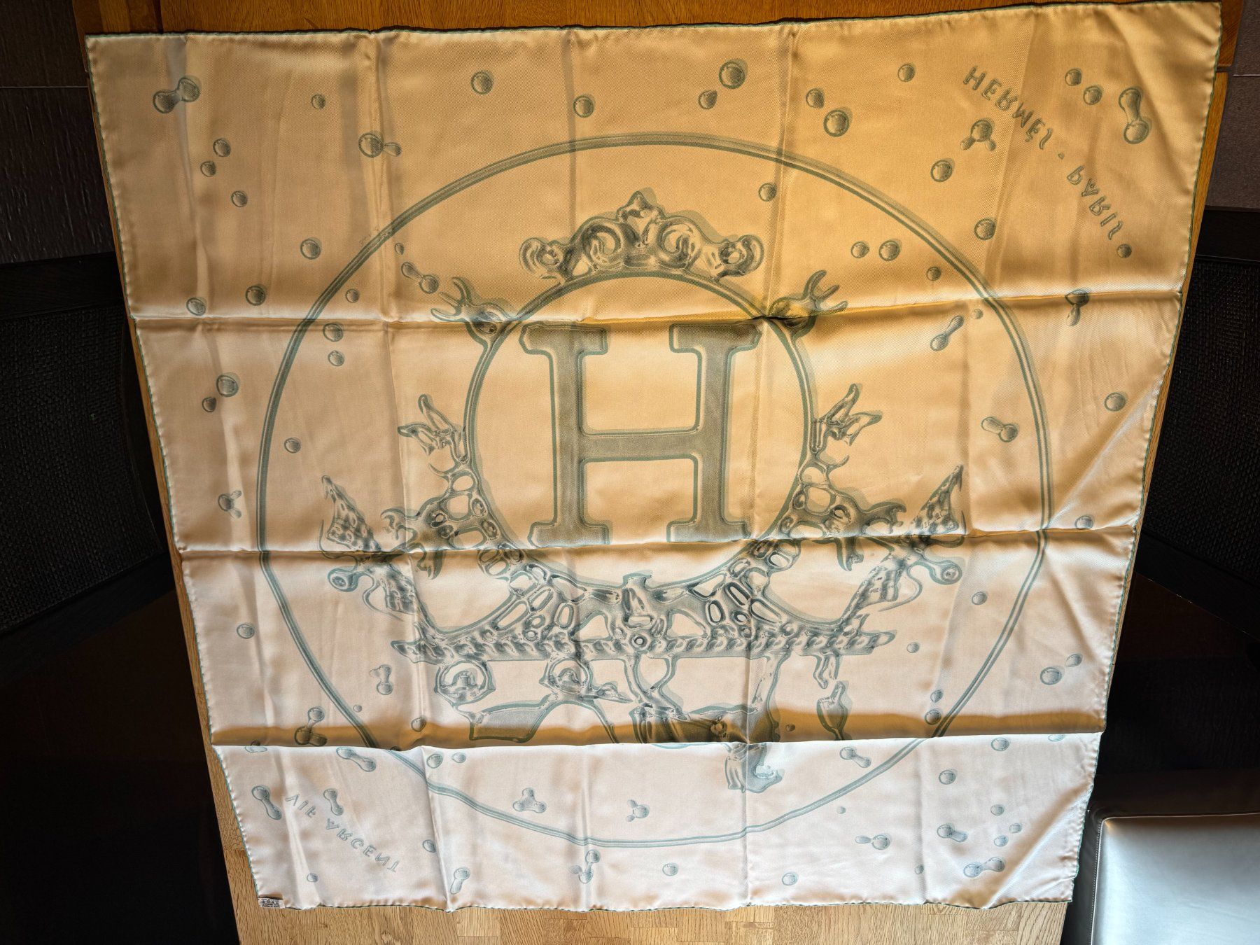 Hermès Foulard & Sciarpe: Authentic Vif Argent HERMES Silk Scarf – Usato da Grund b. Gstaad venduto da ReLuxe 4