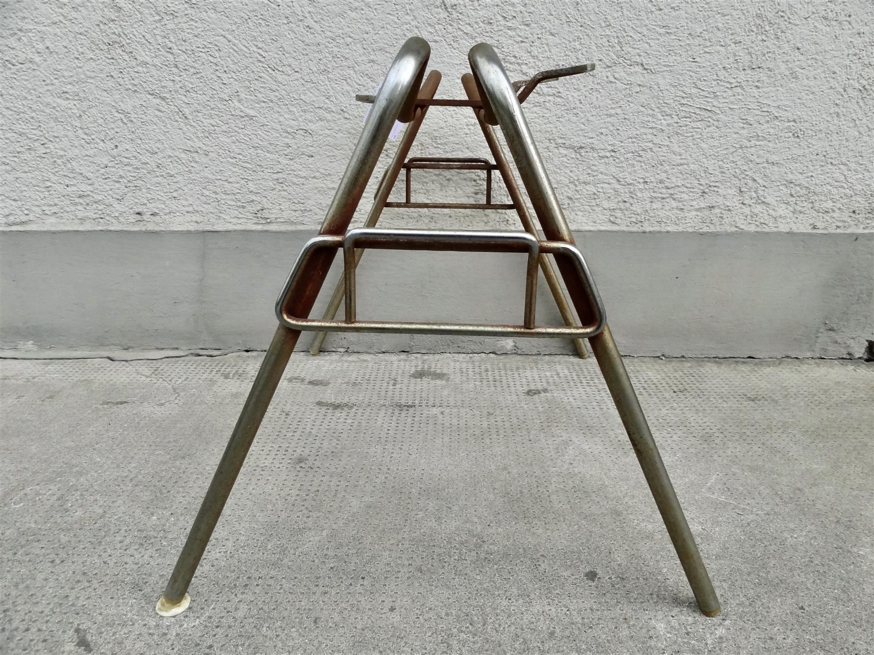 Eames Stühle: Eames Side Chair Base Stacking Base – Gebraucht aus Kerzers von bottlesandboxes 5