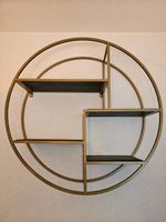 Trendiges Wandregal im Gold-Look