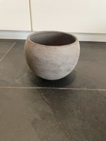 Schöner Grauer Beton Übertopf / Blumentopf