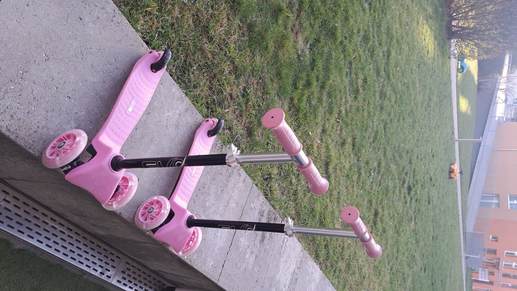 Veicoli per bambini: Kinder Dreirad Roller mit LED Lichter super Zustand – Usato da Kreuzlingen venduto da sar_8ngw 1