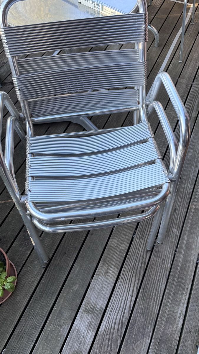 Set di tavolo e panche: Runder Gartentisch, 2 Stühle – Usato da Basel venduto da Defne 2