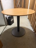 Runder Tisch mit stabilem Metallgestell