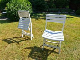 2 Klappstühle aus Kunststoff