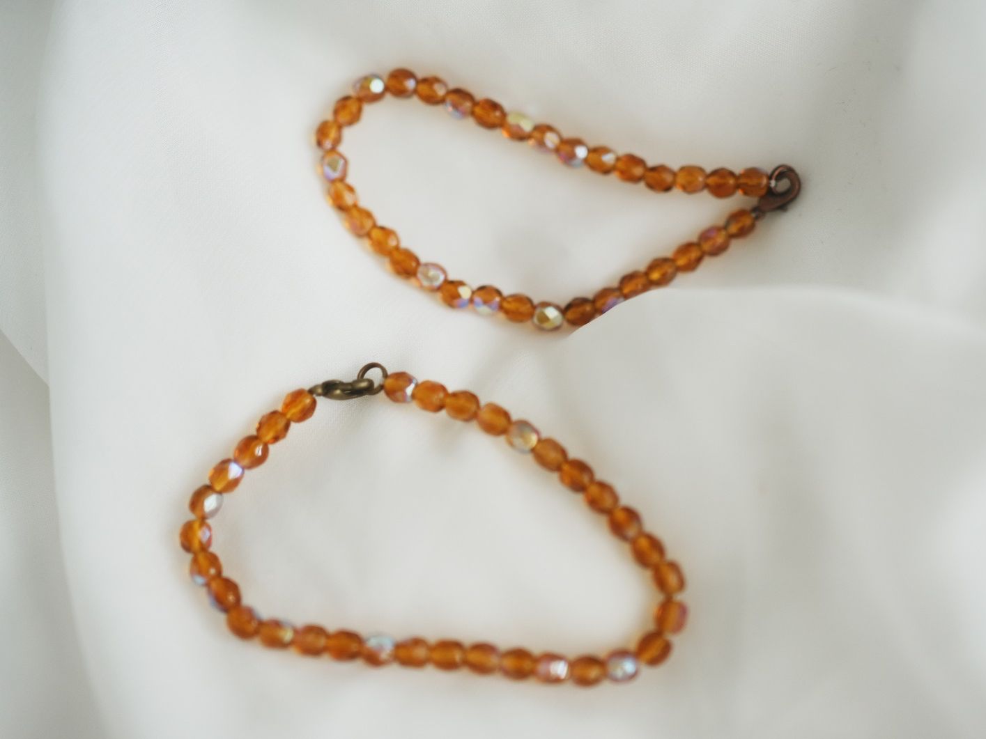 Bracciali & Braccialetti: 2 Armbänder Glasperlen, bernstein-orange, AB-Schimmer, Set – Usato da Volketswil venduto da HeredisAntiques 1