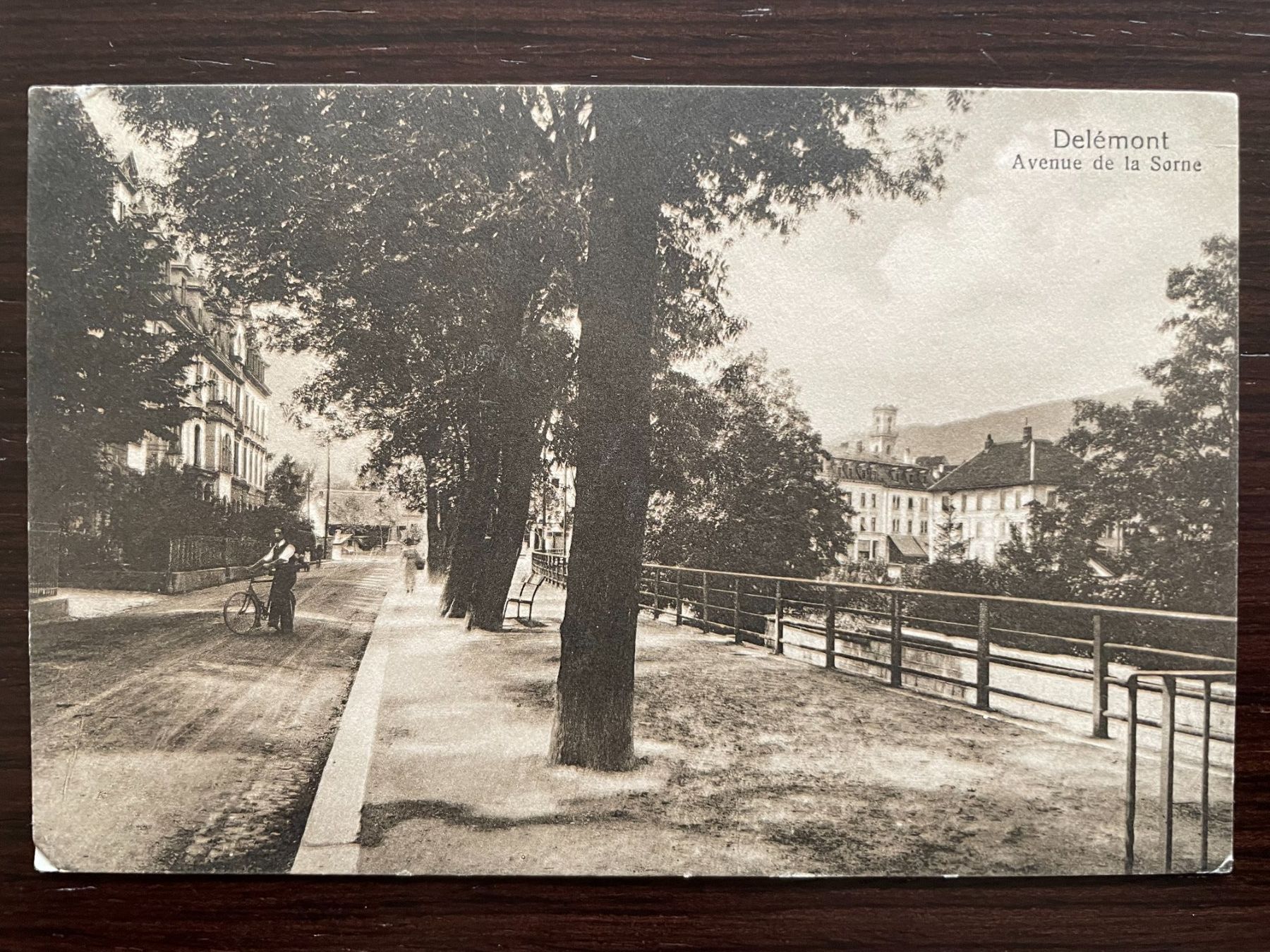 Ansichtskarten: DELÉMONT Avenue de la Sorne, animée, Feldpost – Gebraucht aus Wald ZH von TLILEF