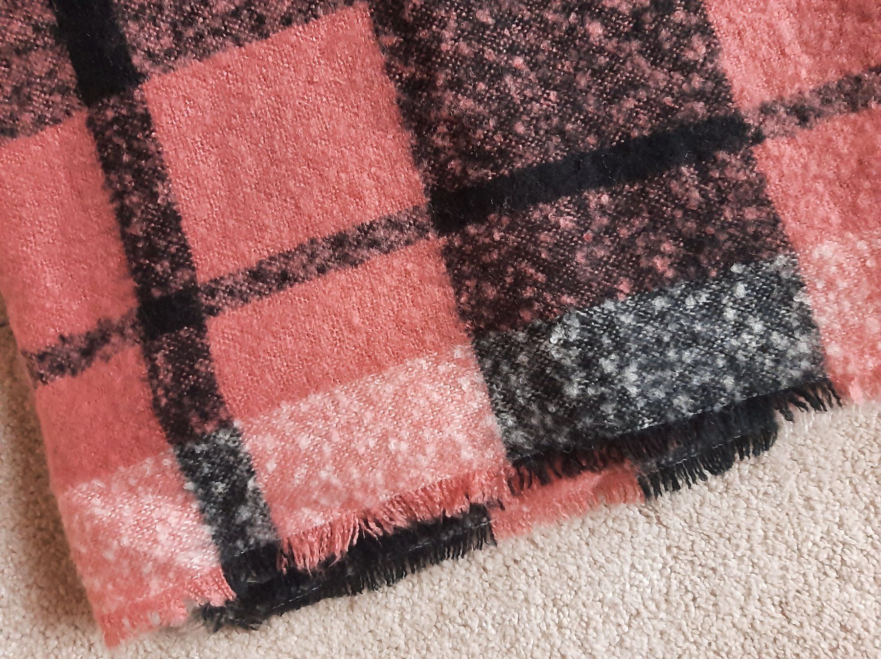Hallhuber Foulards & écharpes: HALLHUBER Winterschal Bouclé – D'occasion à Muotathal par robin40
