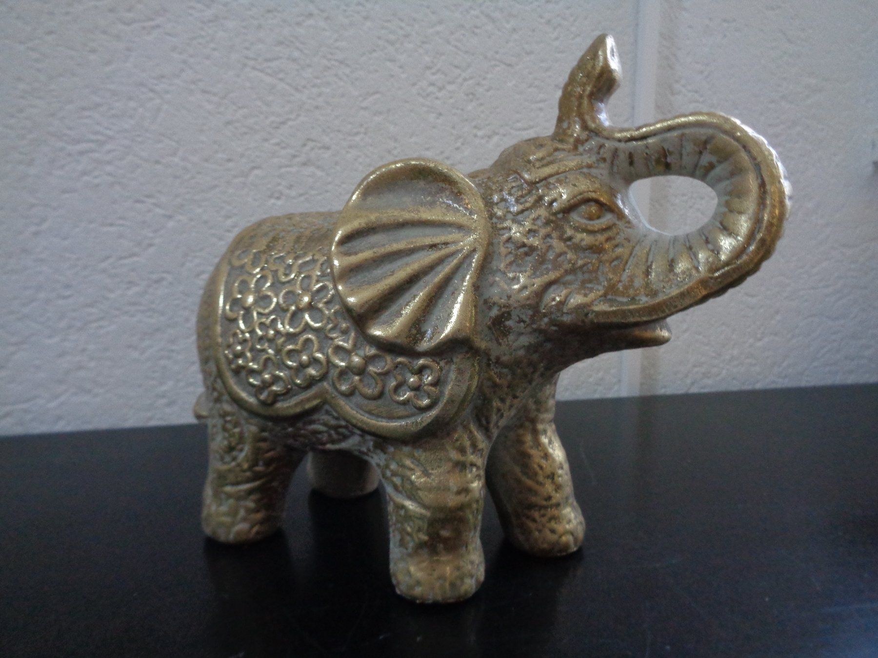 Skulpturen & Statuen: Stehender Elefant (20 cm) – Neu und originalverpackt aus Langenbruck von Gumsi