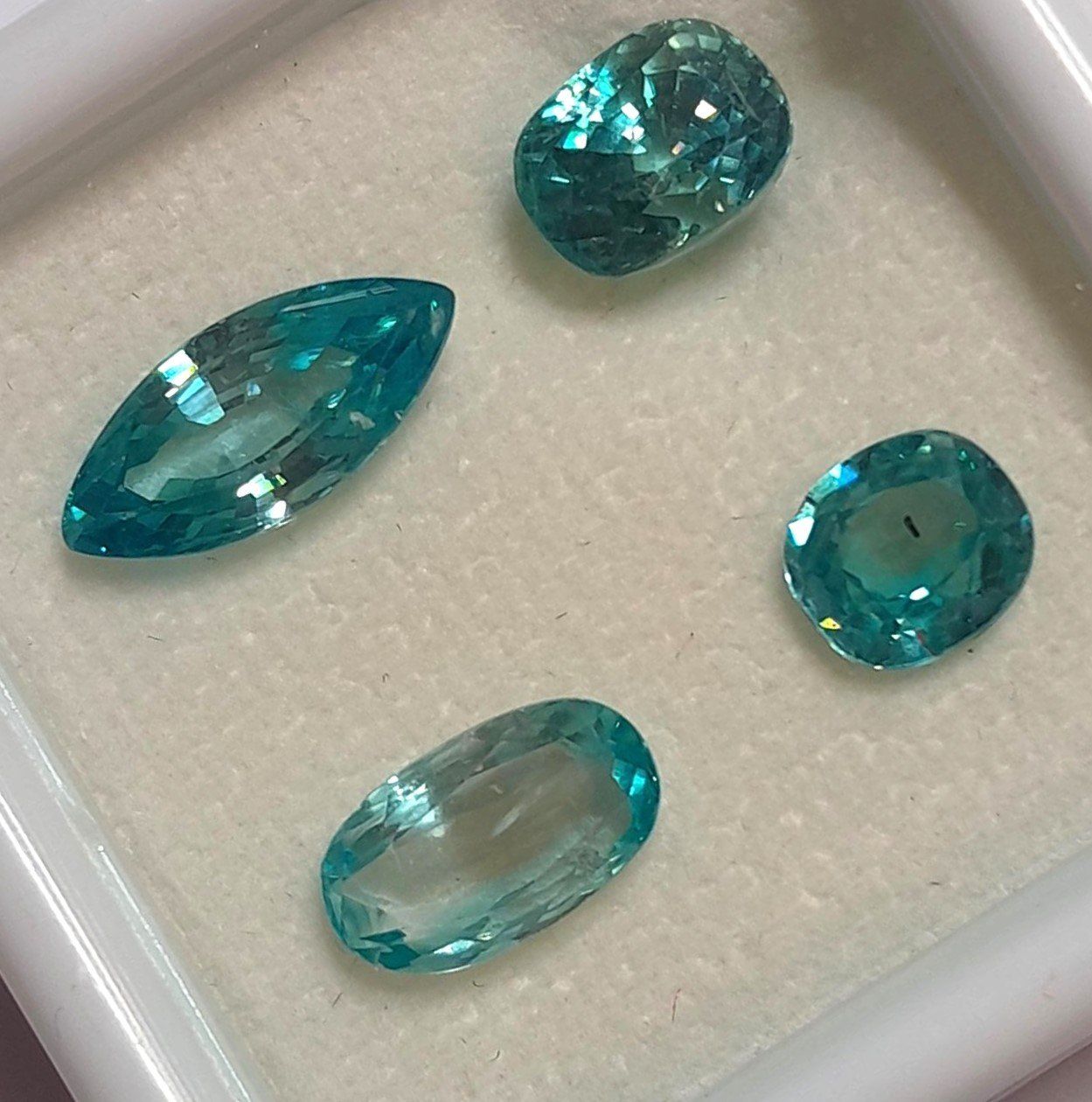 Pietre preziose: 4x Zircons bleus 11.39 ct - Valeur 672.- Fr – Nuovo (secondo la descrizione) da Grimisuat venduto da Valgem 2