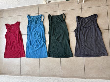 Damen-Tops / 4er-Set/ versch. Farben / Grösse S