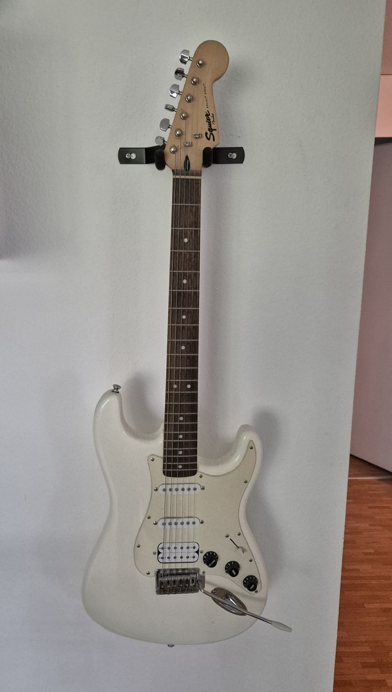 Squier Strumenti musicali: Squier by Fender Bullet Strat E-Gitarre – Usato da Reichenburg venduto da denfeu94