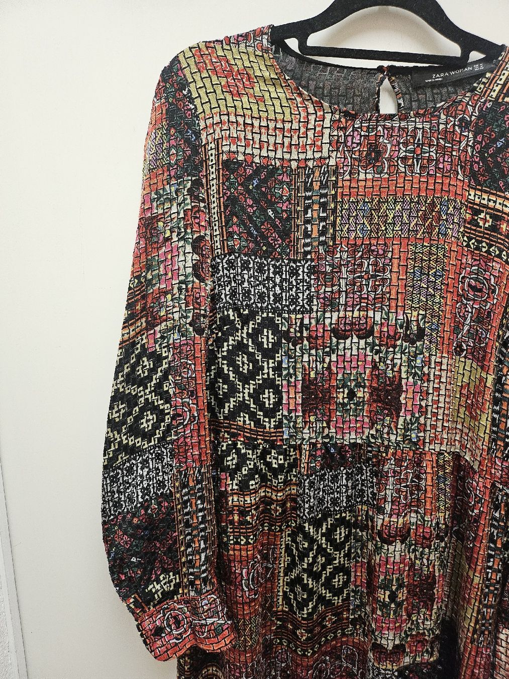 Zara Vestiti: Zara Midi Kleid gemusterte lange Ärmel – Usato da Zürich venduto da eri_8w5v 2