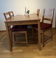 Tisch & 4 Stühle mit Sitzpolster 
