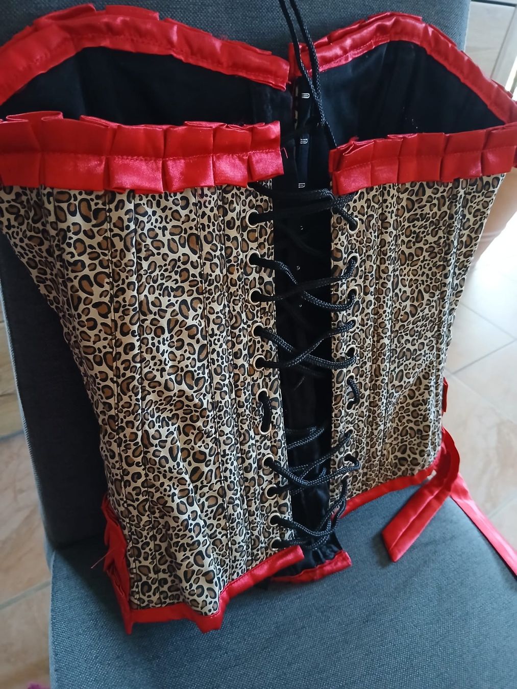 Altra biancheria intima: Corset sexy léopard et rouge, taille S/M – Usato da Allens venduto da MADE.IN.ROCK.N.ROLL 1