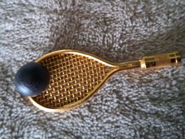 Süsser Messing-Tennisschläger mit Ball fürs Puppenhaus