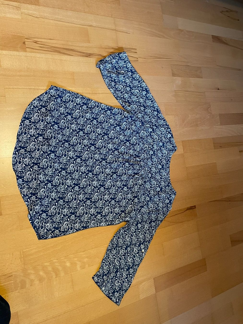 Camicette: Leichte Multiblu Damen Bluse, Grösse 38, Blau mit Blumen – Usato da Hubersdorf venduto da JanasHeartTreasures 3