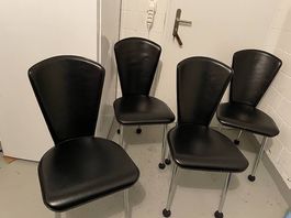  Stühle mit Bodenschutz aus Kunstleder und Chrom