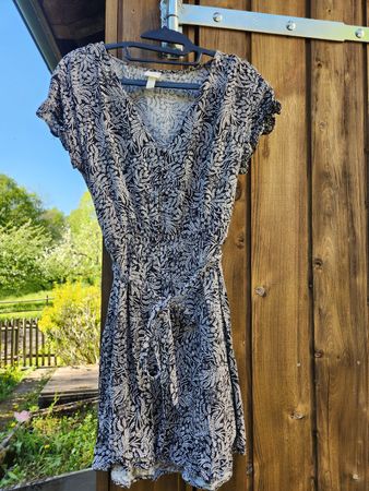 Kurzes sommerliches Kleid mit Pflanzenmuster