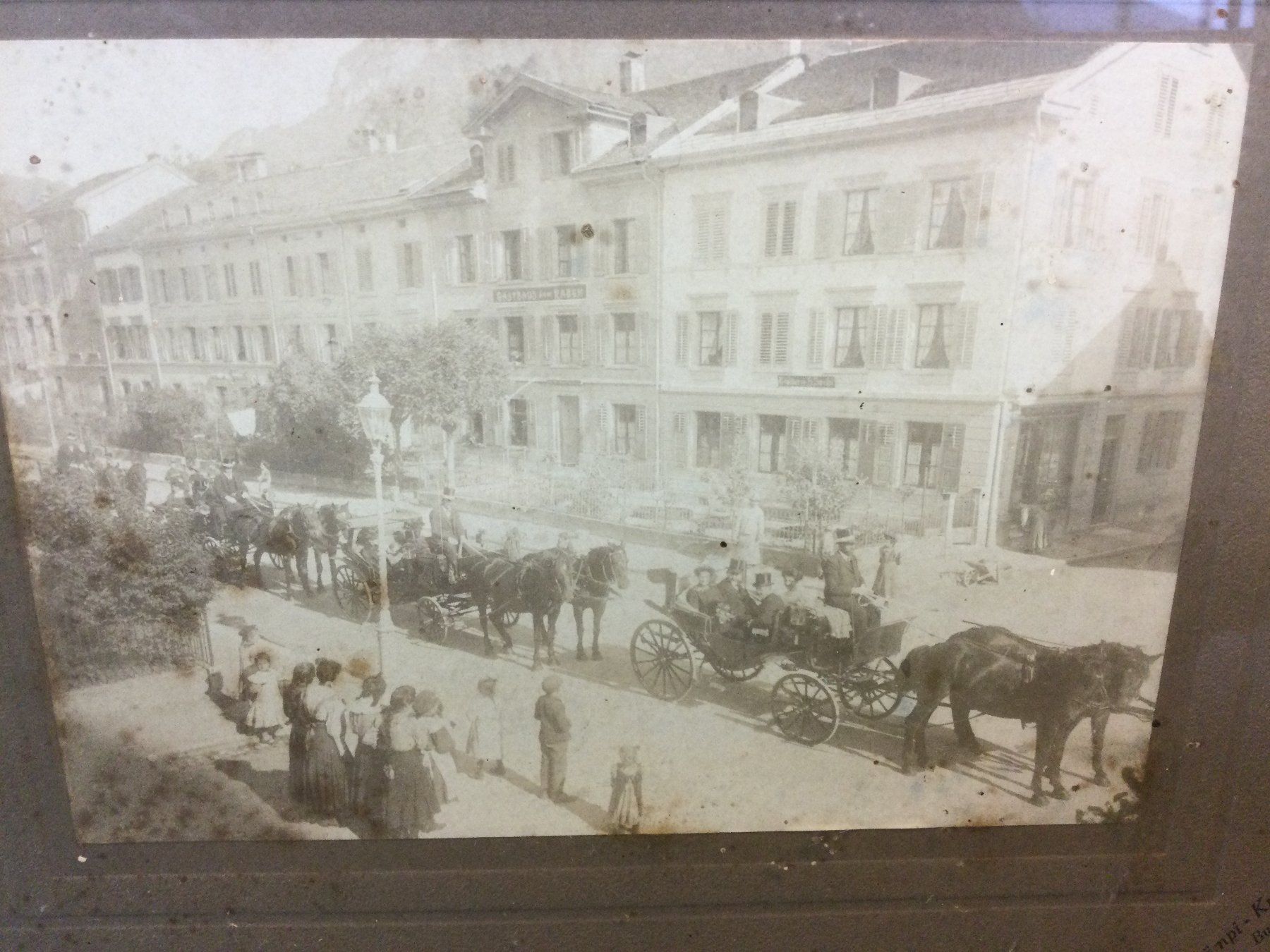 Cartoline postali: Altes Bild Glarus mit Restaurant Raben Vordergrung Kutsche – Usato da Wangen SZ venduto da kuriosum12