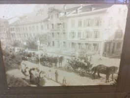Altes Bild Glarus mit Restaurant Raben Vordergrung Kutsche
