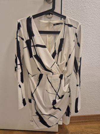Zara Kleid, Grösse M, Wickeloptik weiss
